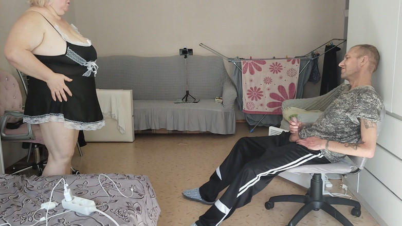 Zona901: 我刚刚为一个女仆展示了一根鸡巴，她已经准备好做爱了