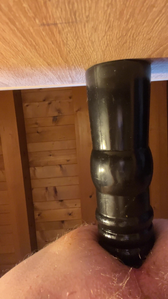 Almaviva: Dede siyah bdsm dildo ile kendini sikiyor