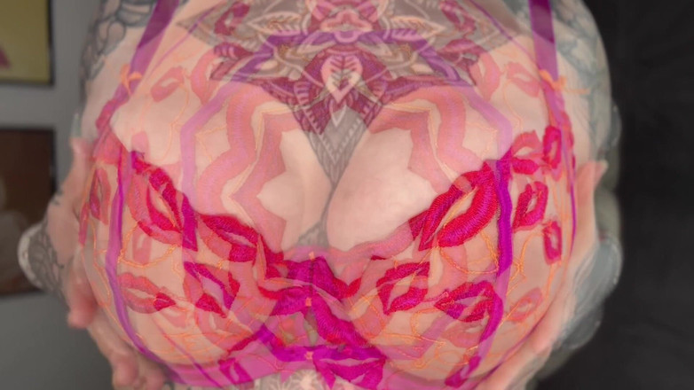 Miss Valentina: Valentinas Mesmerize 4 Goons