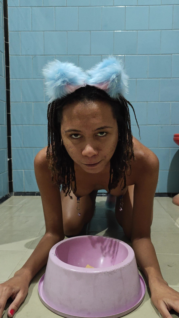 Lily Slav: Une fille soumise mange des friandises et aboie