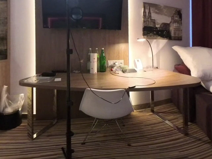 Sissy slut Chantal sweet VR: Pequena maricas fofas se divertindo no quarto de hotel