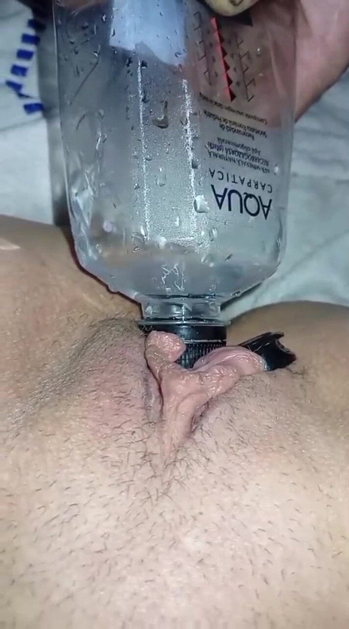 AgathhaA: Coloque água de uma garrafa na vagina