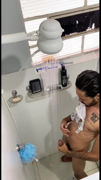 Azadu, když šuká to sexy honění ve vaně