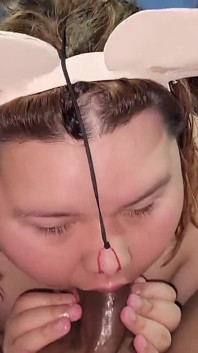 Este porco é humilhado com uma foda facial por seu dono