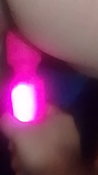 Și-a băgat vibratorul în pizdă