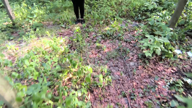 Bouncy Tits Action: Payudara merah di dalam hutan