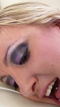 Angela Long se fait prendre en charge par un producteur de musique noire - il est bien garni