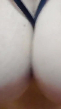 Heißes vollbusiges mädchen Myla_angel schüttelt ihre möpse mit harten nippeln!