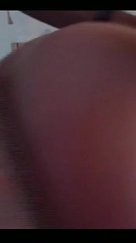 Belle orgie avec une grosse bite noire et deux jeunes salopes avides