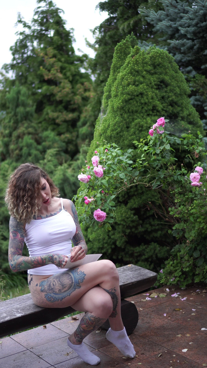 Roxy Rain: Rate mal, was ich mit diesem höschen tun werde