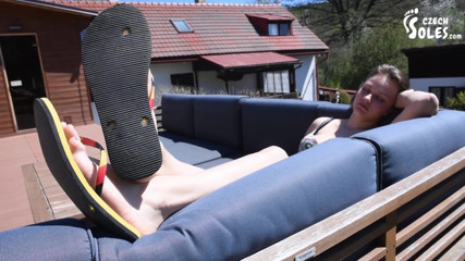 Czech Soles - foot fetish content: Flip flops dan jari kaki panjang berehat di teres
