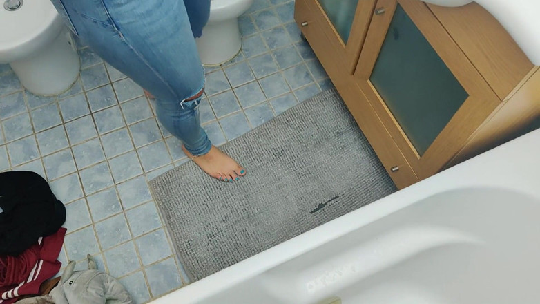 Miss Squirting: Yêu cầu mẹ kế làm chảy nước chân của tôi...