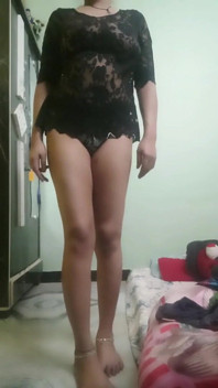Fille desi en haut et culotte noirs - taquinage transparent