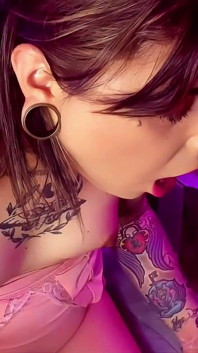 Trans flicka Emma Ink suger stor kuk med vispad grädde