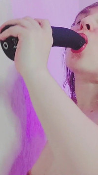 딜도를 빨고 젖탱이 사이에 문지르는 밀프