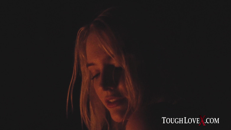 ToughLoveX: 섹시한 금발 케나 제임스와 함께하는 TOUGHLOVEX 세 번째 휠