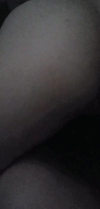 一个女孩的衣领，双手绑在她背后