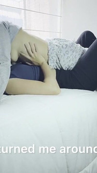 Obrací mě vidět, jak moje zaměstnankyně vysává dům, a proto nakonec udělám nůžky s ní a lížu její kužel.