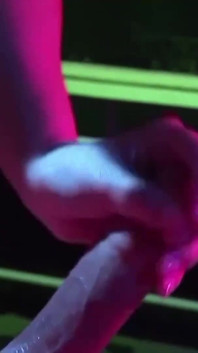 Milf tettona sta usando un ragazzo bondage per soddisfare le sue esigenze