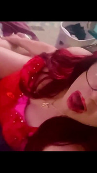 CD Krissy Sweets, червона нижня білизна та сексуальні підбори