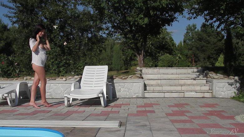 Stunning18: Nagi w basenie