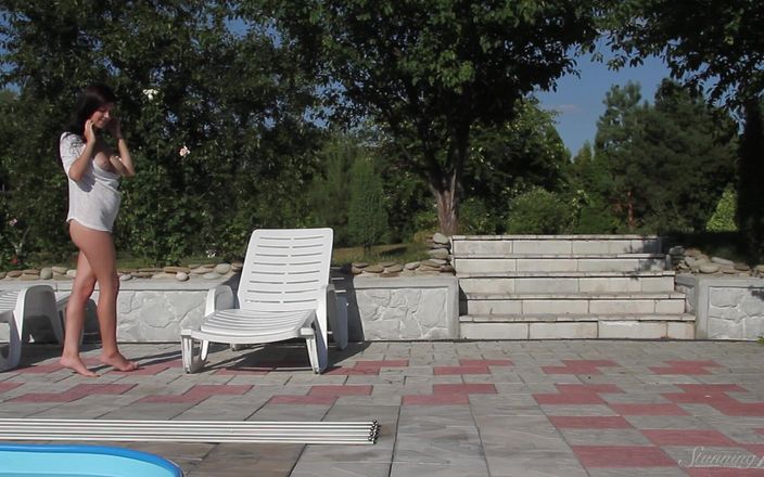 Stunning18: Goală în piscină