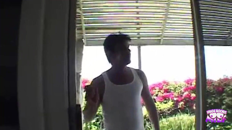 Huge Boobs MILF: Out of this world, hottie mit dicken titten wird ausgefressen...