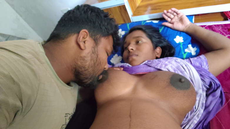 Premi pooja: Devar apni gravidă bhabhi ka țâțe suking Kar Raha El - desi...