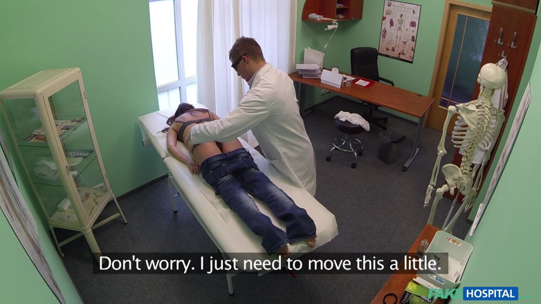 Fake Hospital: Fake hospital - paciente bonita preparado para el medicamento oral del...