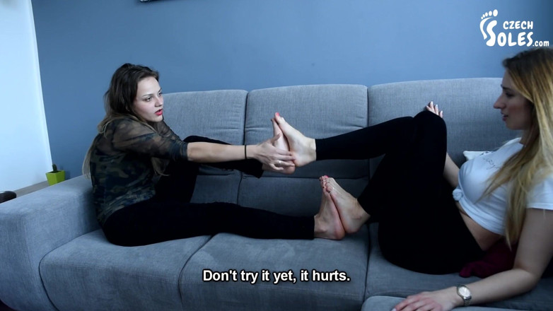 Czech Soles - foot fetish content: ¡Dos chicas pegan sus pies descalzos sexys juntas!