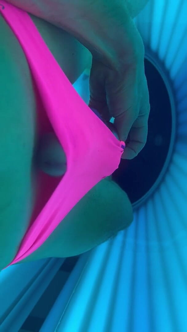 HotnHorny: Divertimento perverso nel salone di abbronzatura