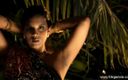 Eleganxia: Gagica indiană își arată corpul superb în aer liber