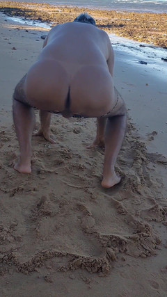 Ladysilvas: Ladysilva nuda mostra il suo culo caldo in spiaggia