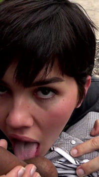 Daisy taylor lagi asik nyepong kontol di luar ruangan