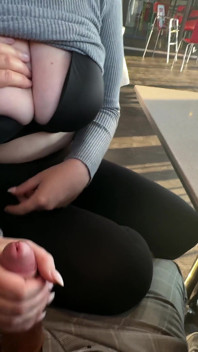 La Ragazza Arrapata Gioca Con Il Cazzo Nel Ristorante Fast Food - Rischioso Pompino Pubblico:p