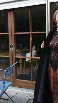 Wanita dewasa menunjukkan dirinya di luar ruangan dengan bodysuit renda!