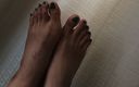 Ms Latina Bunny: I piedi della mistress molto sexy e le mie unghie...