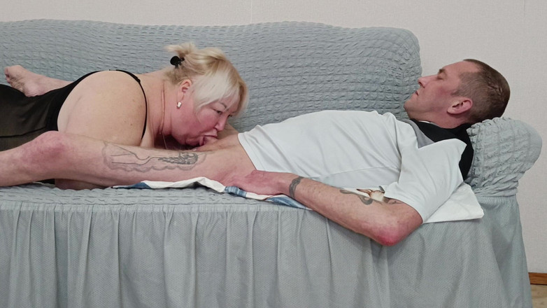 Zona901: Madrastra amasa su garganta con una mamada profunda y traga...