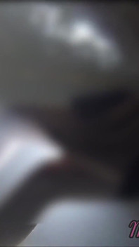 Mostrando minha buceta na frente de um garoto na piscina e me ajuda a me masturbar é muito arriscado