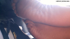 Foot Patrol: Pasager desculță cu degetele albastre se joacă cu picioarele în timp...