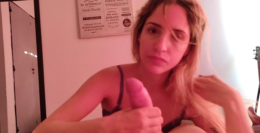 DivinaMaruuu: 私は彼のコックを吸い、すべての精液を飲み込みたいと目が覚めました