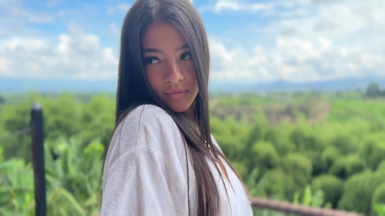 Anna Cherry: Pov ngentot bosku dalam perjalanan bisnis!