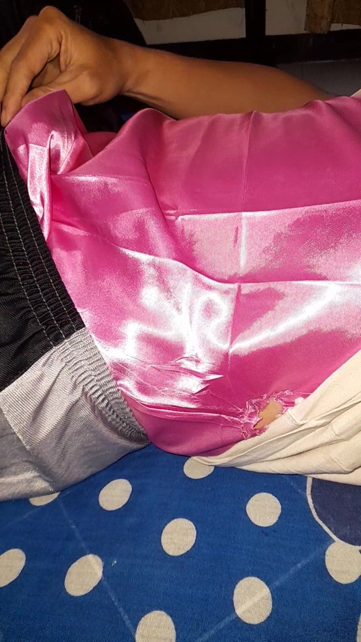 Naomisinka: ショートパンツの中にサテンピンクのランジェリーを着て、中に射精する