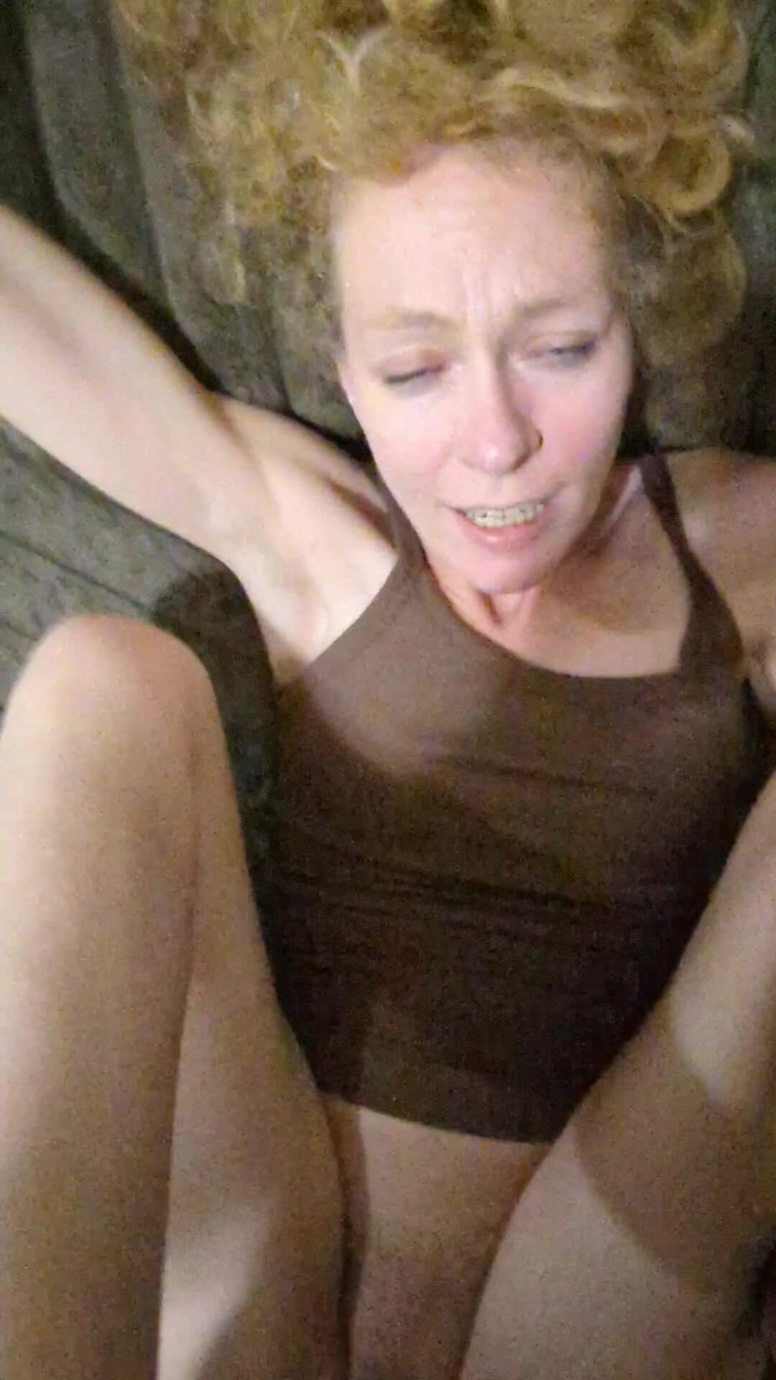 Richelle Rose: Nesestříhaná POV amatérská milf breedwhore prosí o creampie