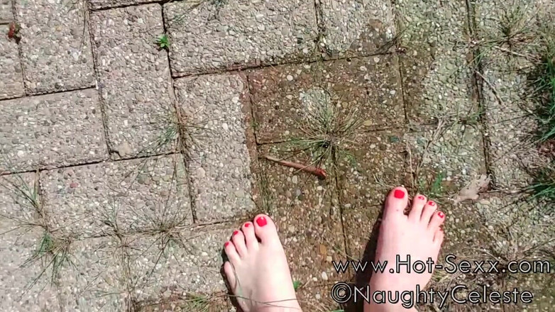 NaughtyCeleste: La monella celeste ha dei bellissimi piedi perfetti, esternamente bagnata