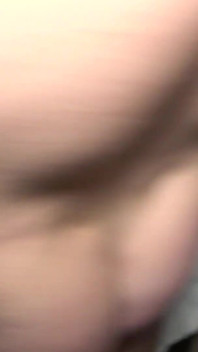 Trío caliente con dos zorras de cuero sexy y chorros extremos!