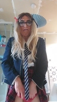 Geile Sissy in uniform liebt ihre precum