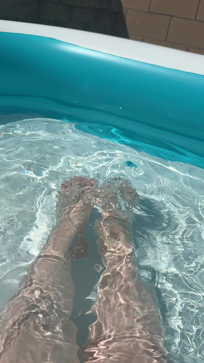 Naughty Talulah: Gioca da sola con i piedi in piscina
