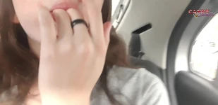 Uber si gadis remaja sange lagi asik masturbasi di depan umum