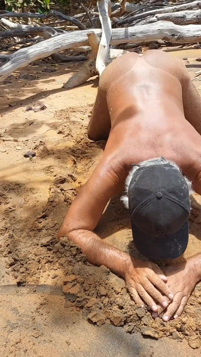 Ladysilvas: Ladysilva travesti sahilde seksi külotunu çıkarıyor ve seksi bronzlaşmış götünü seksi...